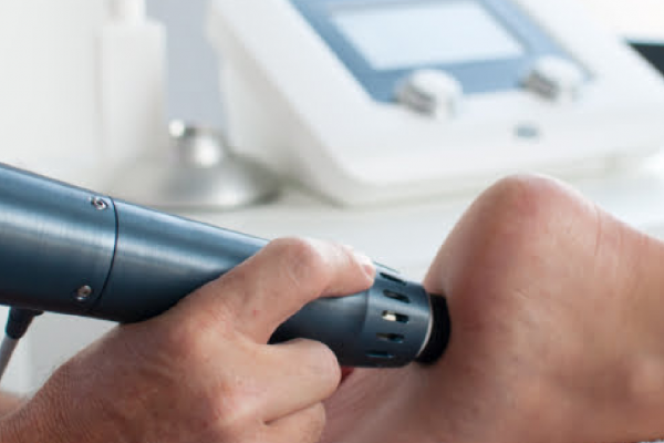 Shockwave apparaat in gebruik voor hielspoorbehandeling Shockwave apparaat behandelt hielspoor in close-up