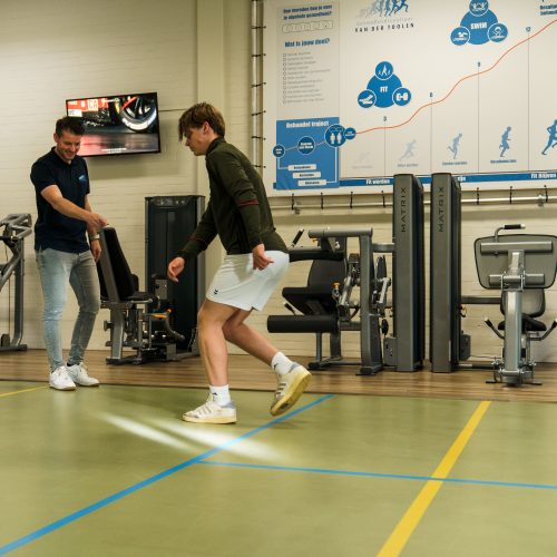 Dynamische balansoefening voor landen op één been bij enkelklachten.